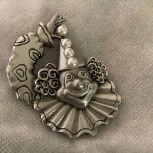 Vintage clown brooch with faux pearl acents silvertone, stamped j j like new